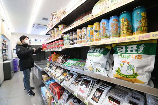 18일 CU 역삼점을 찾은 고객이 컬래버레이션 상품이 진열된 코너에서 상품을 고르고 있다. [이충우 기자]