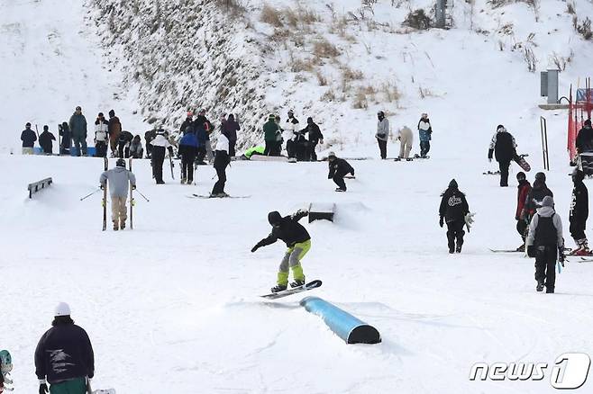 2020년 새해 첫 날인 1일 오후 강원 평창군 '휘닉스 평창'에 겨울 스포츠를 즐기러 온 스노우보더가 보드를 즐기며 묘기 연습을 하고 있다. /사진=뉴스1