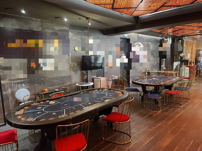 17일 저녁 강남 최대 홀덤펍 사업장에 유리 칸막이를 한 게임 테이블들이 놓여져 있다. [사진=해당 홀덤펍 대표 제공]