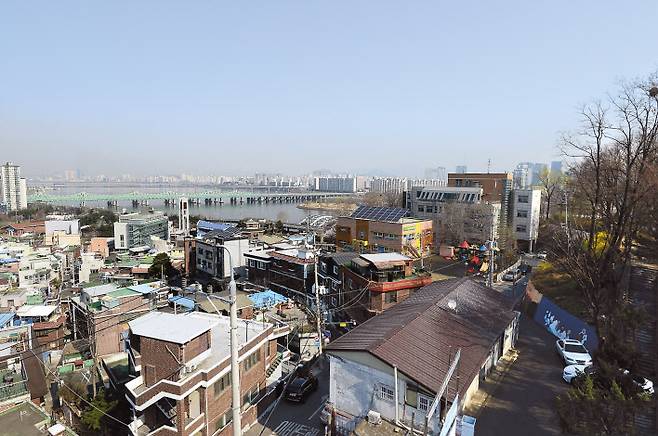 내년도 표준 단독주택 예정 공시가격이 공개된 가운데 서울에서 동작구가 올해에 이어 가장 많이 오른 지역으로 나타났다. 사진은 서울 동작구 본동 주택가 전경. [헤럴드경제DB]