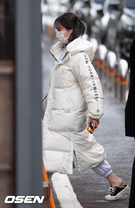 IZ*ONE Jo Yu-ri, Reporting Shoes Folding in the Cold in the Baredfoot in the ParkOn the afternoon of the 18th, Seoul Youngdeungpo District KBS Main Building in Yeouido is scheduled to be broadcast live on 2020 KBS Song Festival, and many singers are arriving.IZ*ONE Jo Yu-ri gets out of the car