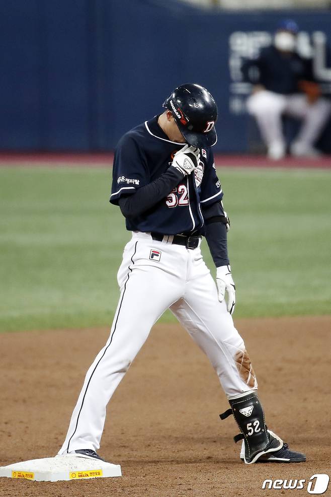 24일 오후 서울 구로구 고척스카이돔에서 열린 프로야구 2020 신한은행 SOL KBO 포스트시즌 한국시리즈 6차전 두산베어스와 NC다이노스의 경기에서 7회초 두산 공격 2사 주자 3루 상황 김재호가 1타점 적시타를 치고 기뻐하고 있다. 2020.11.24/뉴스1 © News1 이승배 기자