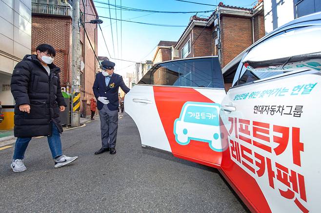 지난 17일 김장헌(18)군이 서울 관악구 자택에서 구로구 헌혈의 집까지 ‘프라이빗 픽업 서비스'를 이용하는 모습. 혈액관리본부는 사전 신청을 받아 헌혈자를 헌혈 장소까지 이동시켜주는 이 서비스를 지난달 시작했다. /한준호 영상미디어 기자