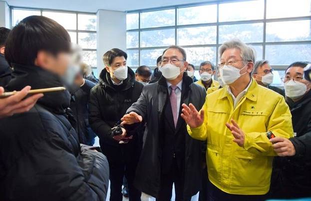 이재명 경기도지사가 지난 14일 오전 코로나19 생활치료센터로 전환 예정인 경기 수원시 영통구 경기대학교 경기드림타워를 방문해 학생들의 질문에 답변하고 있다. /뉴시스