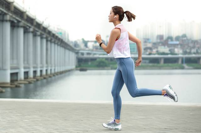 걷기 운동을 시작하려면 근력 운동을 통해 근육을 키우고 걷기 강도를 달리하는 인터벌 걷기 운동을 하면 효과를 높일 수 있다./사진=클립아트코리아