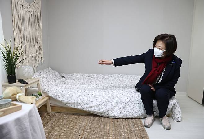 진선미 더불어민주당 미래주거추진단장이 지난달 24일 서울 구로구 오류동에 위치한 SH 행복주택 내부를 둘러보고 있다. [연합]