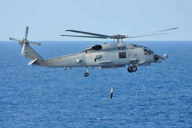 호주 해군 MH-60R이 디핑 소나를 내린 채 제자리비행을 하고 있다. 미 해군 제공