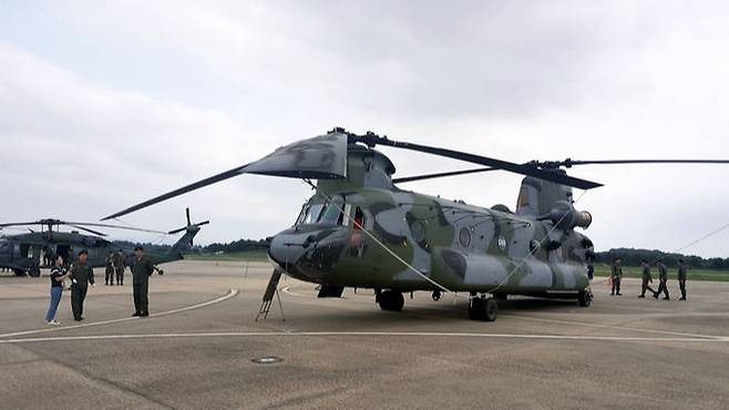 한국 육군 CH-47D 수송헬기가 활주로에 계류되어 있다. 세계일보 자료사진