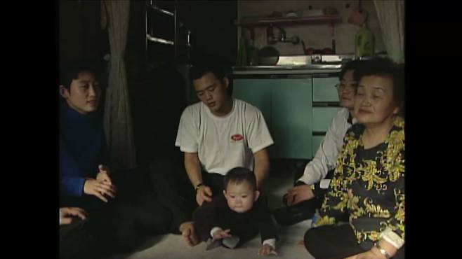 ⓒ(주) 시네마달 제공영화 <사당동 더하기 33>에는 금선 할머니(맨 오른쪽) 가족 4대의 이야기가 담겨 있다.