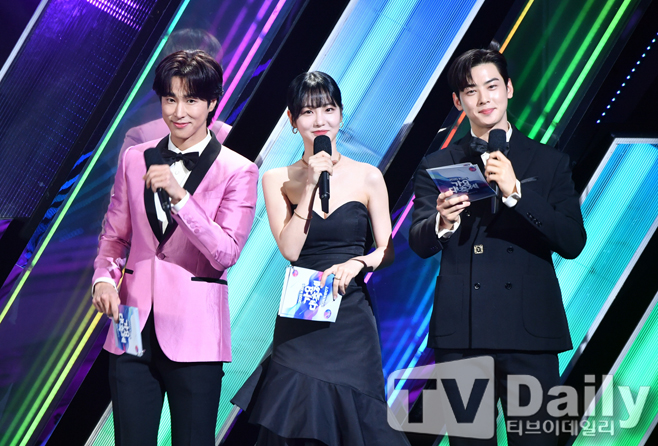 Yunho - Shin Ye-eun - Cha Eun-woo Hot KPop Festival 3MC2020 KBS KPop Festival was broadcast live on KBS2 on the evening of the 18th.On this day, Yunho, Shin Ye-eun and Cha Eun-woo took MC.The theme of the 2020 KBS KPop Festival, which will be held by Yunho, Cha Eun-woo and Shin Ye-eun, was decided as Connect with the meaning of connecting the current situation where K-POP singers and fans can not meet in a world where everything is changed due to Corona 19.Special stages will be unfolded that are connected to various media beyond time and space according to the theme.Meanwhile, 2020 KBS KPop Festival was held in the 2.5 stage of distance, and many stages were pre-recorded for safe performance.