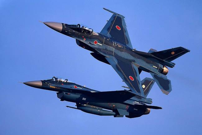일본 항공자위대의 주력전투기 중 하나인 F-2가 기동훈련을 하고 있다. [JASDF]