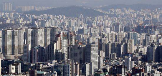 남산에서 바라본 강북 아파트 전경 [이미지출처=연합뉴스]