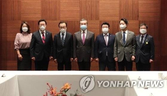 이해찬 전 민주당 대표는 지난달 26일 저녁 서울 시내 한 호텔 중식당에서 왕이 중국 외교부장을 만나 남북현안 등에 대해서 논의했다. 왼쪽부터 이재정·김한정 민주당 의원, 이 전 대표, 왕 부장, 박정·김영호·김성환 의원. 연합뉴스