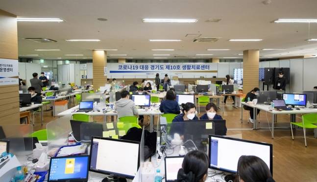 현재 긴급생활치료시설로 지정된 경기대학교 기숙사에는 관련 의료인력 등이 속속 도착하며 운영 준비를 마치고 정상가동 중이다. 17일부터 293명의 센터 입소자들을 맞았다. 수용규모 1600여명인 경기대 기숙사는 현재 운용인력 226명이 관리를 받고 있다. / 사진=김동우 기자