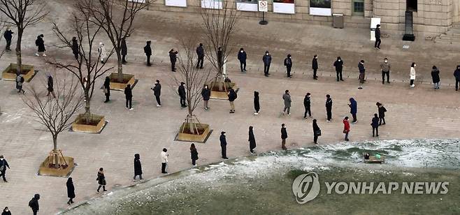 중구 임시선별검사소에 몰린 시민들 [연합뉴스 자료사진]