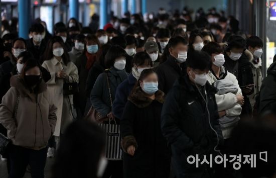 정부의 수도권 사회적 거리두기 2.5단계 격상 시행을 하루 앞둔 지난 7일 서울 신도림역에서 출근길 시민들이 마스크를 쓴 채 발걸음을 재촉하고 있다./김현민 기자 kimhyun81@