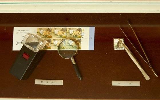 우표 박물관에 전시된 우표 수집 도구들.