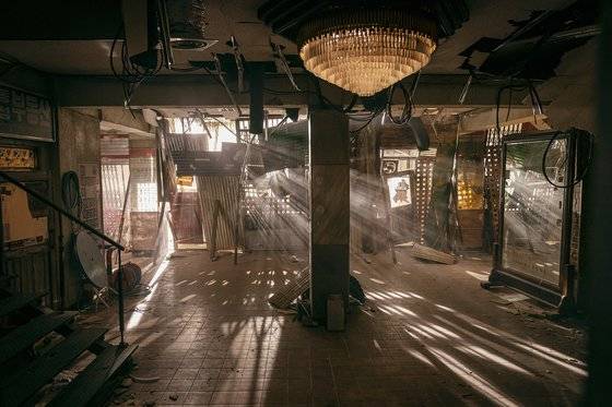 재개발을 앞둔 낡은 아파트의 모습이 잘 구현된 세트. [사진 넷플릭스]