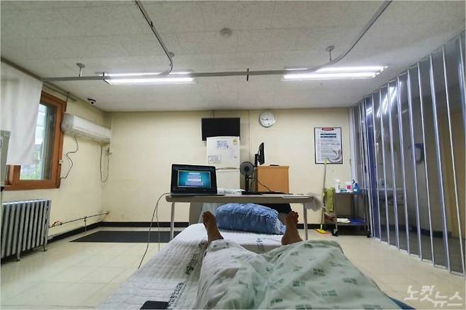 '코로나에 걸려버렸다' 저자 김지호씨가 치료 당시 자신의 병실을 촬영한 모습(사진=김지호씨 제공)