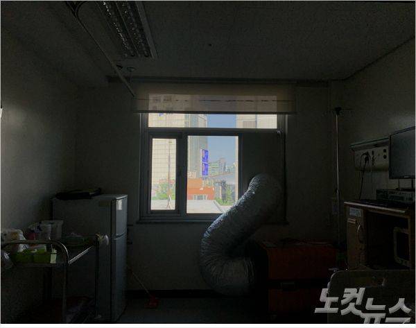 '코로나에 걸려버렸다' 저자 김지호씨가 찍은 병실 사진. 내부는 어둡지만 바깥 풍경은 밝다.(김지호씨 제공)
