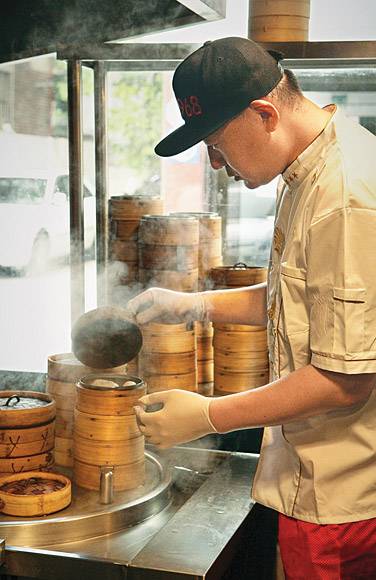 지난 3월 롯데백화점 잠실점에 문을 연 홍콩 50년 전통의 딤섬 전문점 ‘딩딤1968’의 셰프가 딤섬을 만들고 있다. 롯데백화점 제공