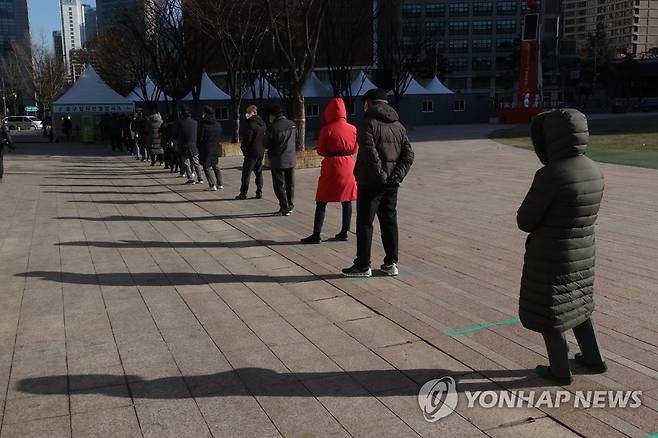 선별검사소에 줄지어 선 시민들 [연합뉴스 자료 사진]