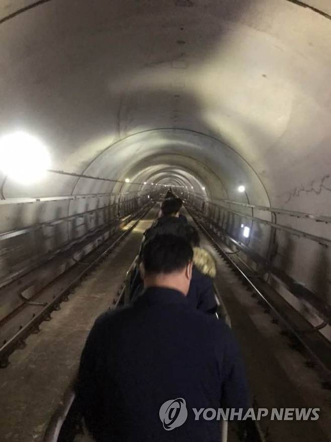 김포도시철도에 1시간 갇혔다 선로로 대피하는 승객들 (김포=연합뉴스) 21일 오후 김포도시철도 김포공항역과 고촌역 사이 선로에서 전동차가 갑자기 멈춰서 승객 400명이 1시간가량 갇혔다가 대피로를 통해 고촌역으로 이동하고 있다. 2020.12.21 [독자 제공. 재판매 및 DB 금지] son@yna.co.kr