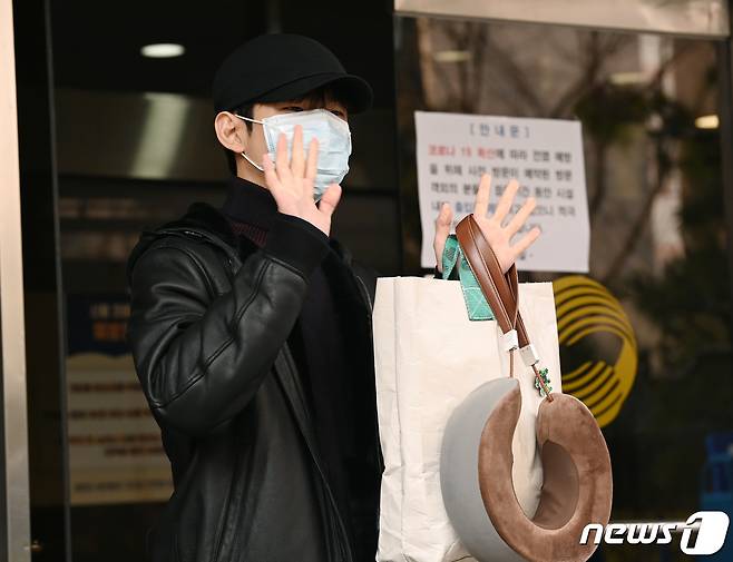 Paul Kim caught in the hand of his neck pillow and went to work(Seoul) = Singer Paul Kim is on his way to work for KBS broadcast recordings at KBS in Yeouido, Seoul on the 22nd. 2020.12.22