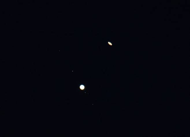 21일 오후 한국에서 촬영된 목성(아래)와 토성의 확대 사진. 한국천문연구원 제공