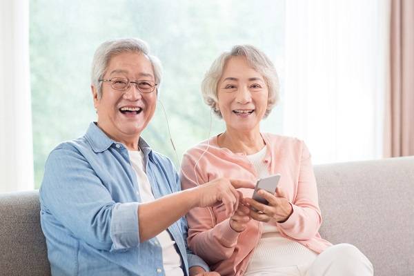 건강히 장수하려면 새로운 트렌드에 발맞춰 나가며 적응하는 노력을 하는 게 도움이 된다./사진=클립아트코리아