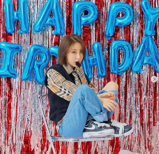 Birthday MAMAMOO Moonbyul, Cake and bright Smile Gift is nothingMoonbyul posted several photos on his SNS on Tuesday, along with Cake and Heart emoticons.The photo shows Moonbyul posing in a party space in commemoration of his birthday.Moonbyuls charming visuals, which lift Cake and smile brightly, catch the eye.Born 22 December 1992, Moonbyul celebrated his twenty-nineth birthday today (22nd); Moonbyul, via MAMAMOO official SNS, said: Dont worry about my Gift!The Gift I want to receive is Mumu (MAMAMOO fandom). Fans who responded to the photos responded such as Happy Birthday, Moon Star Happy Bulse Day and I want to hear a new song quickly.Meanwhile, Moonbyul will unveil her new Solo song Because Its Christmas MV today (22nd) for her birthday at 8 p.m.Because its Christmas official soundtrack will be included in Moonbyuls next album.