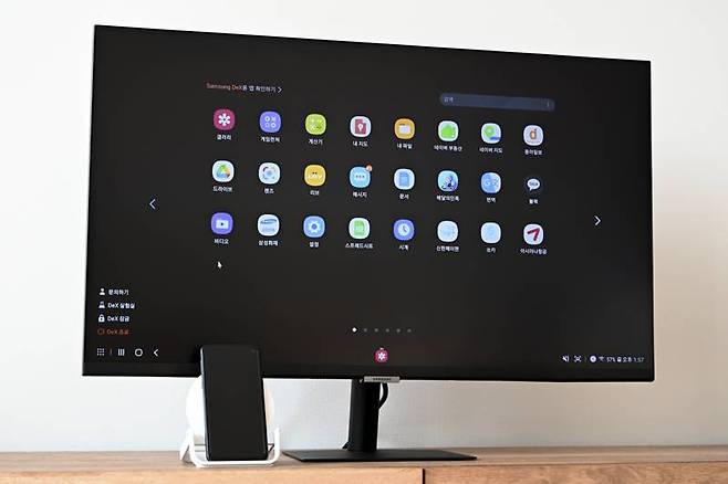 삼성 갤럭시 S10e와 삼성 스마트 모니터 M7을 덱스(DeX) 기능으로 연동했다. 출처=IT동아