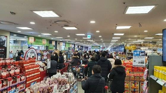 19일 서울 노원구의 한 대형마트에 인파가 북적이고 있다. 뉴스1