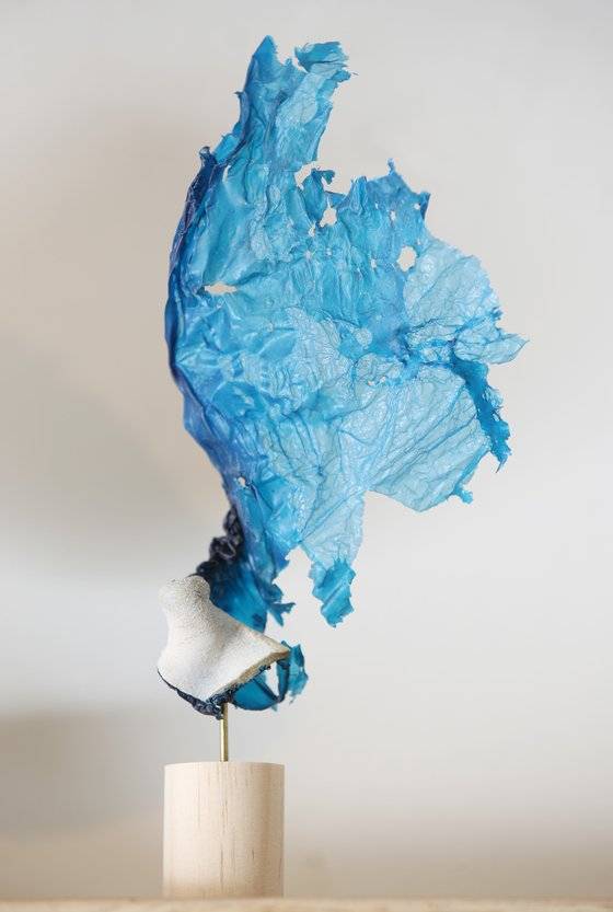 푸른색 비닐이 바람과 햇빛에 마모되어 변형된 모습. 우상조 기자