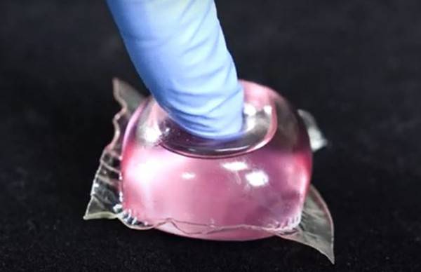 캡슐형 세제 손가락으로 누르는 모습. 한국소비자원 유튜브 캡처