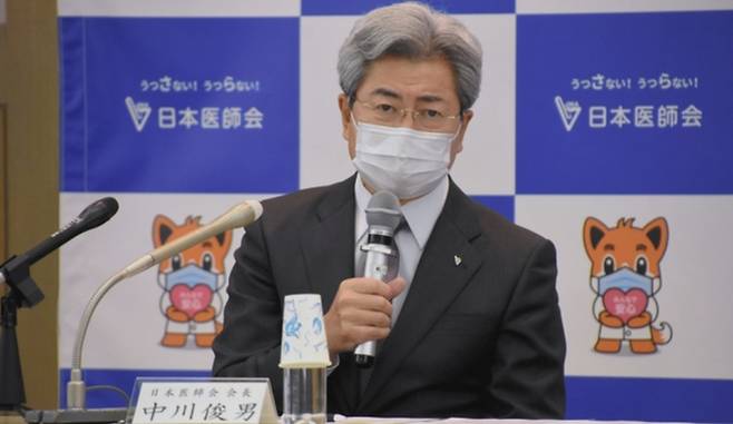 일본 의사회 등 9개 의료 관련 단체는 지난 21일 ‘의료 긴급사태 선언’을 발표하고 정부의 과감한 방역 대책을 촉구했다. 아사히신문