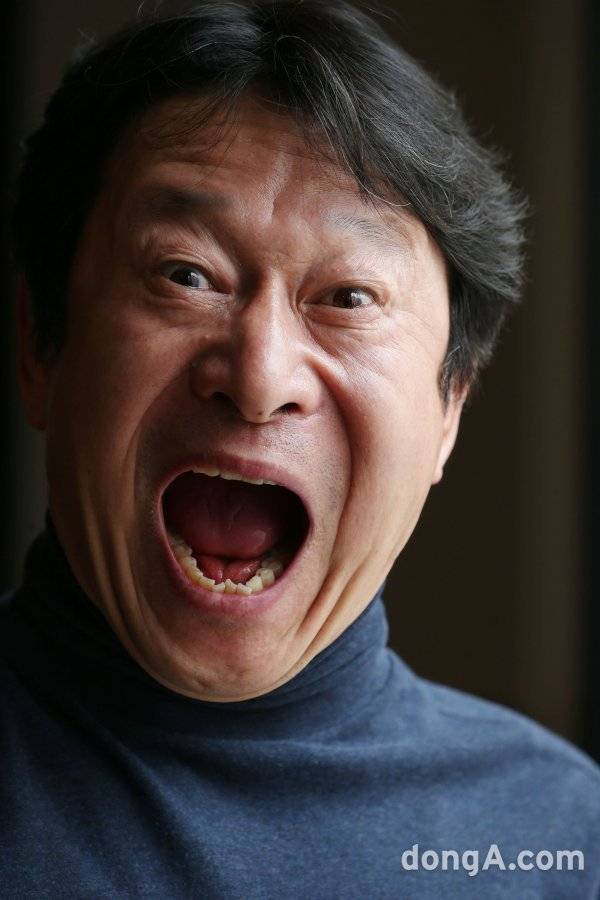 김응수처럼… “웃어요”