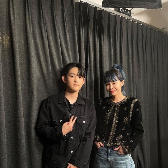 The best exchange we, Heize and Hunhun two-shot I am a virtueThe best exchange we (Ziflatt), the son of the late actor Choi Jin-sil, revealed his affectionate appearance with Heize.Ziflatt posted a photo on Instagram on Monday with an article entitled I am a saint.The photo shows Ziflatt standing next to Heize.Unlike the figure of Heize, who is laughing naturally, Ziflatt, who has a hard look as if he is somewhat nervous, laughs.When the photos were released, the netizens responded I am a real fan, I am nervous, I am a good man.On the other hand, Ziflatt released his first project single Designer on November 20 and debuted.Photo Ziflatt SNS