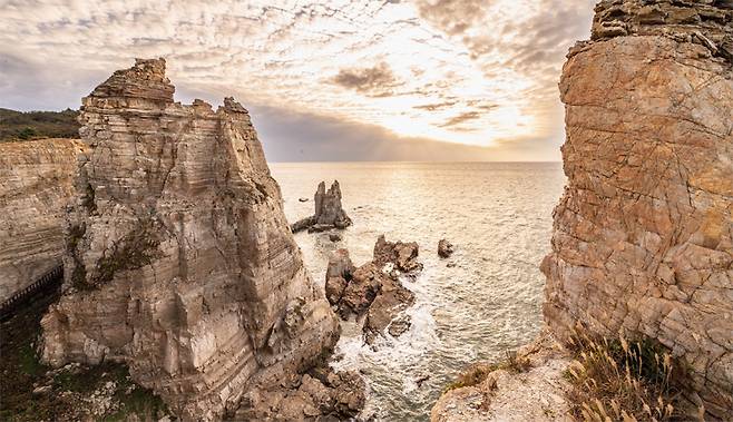 해 질 무렵 두무진 선대암의 위용