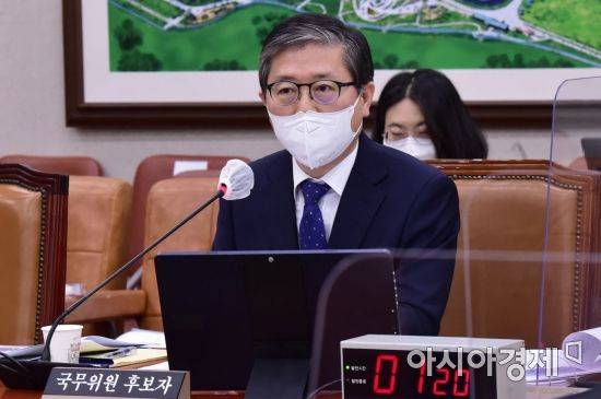 변창흠 국토부 장관 후보자가 23일 국회에서 열린 인사청문회에 출석, 의원들 질의에 답변하고 있다./윤동주 기자 doso7@