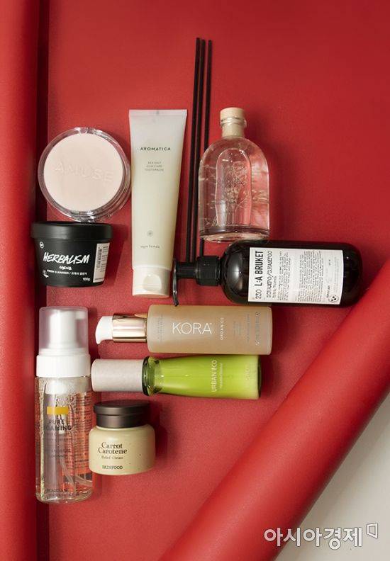 스킨푸드 ‘캐롯 카로틴 릴리프 크림’, 러쉬 ‘허벌리즘’, 아로마티카 ‘검케어 치약-씨솔트’, 라운드어라운드 ‘드라이플라워 디퓨저’, 어뮤즈 ‘스킨 튠 비건 커버 쿠션’, 라부르켓 ‘버치 샴푸 230’, 더샘 ‘어반 에코 하라케케 에센스’, 뷰디아니 ‘퓨어 포밍 페이셜 클렌져’, 코라오가닉스 ‘노니 글로우 바디오일’