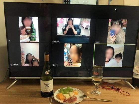 코로나19로 술자리도 비대면으로 한다. 각자 집에서 술과 안주를 마련해 화상 통화 앱으로 만나고 있는 모습. 사진 양영선