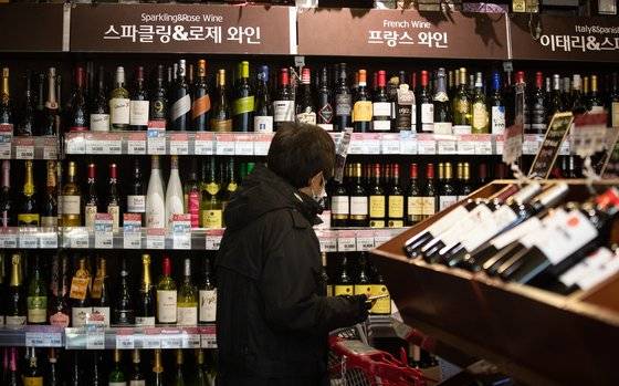 서울시내 한 대형마트에서 고객이 와인을 살펴보고 있다. 코로나19 확산 여파로 다중이용시설의 출입과 영업이 제한되자 '홈파티'가 연말 모임 트렌드가 되고 있다. 뉴스1