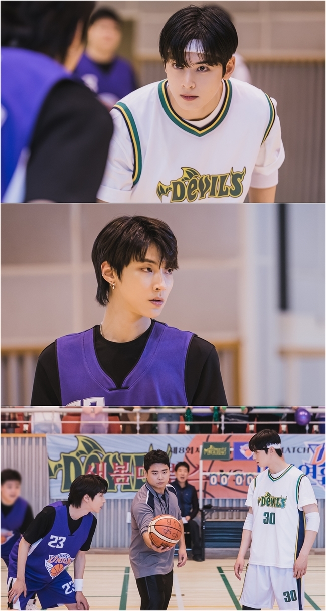 True Beauty Cha Eun-woovsHwang In-yeop, Visual Battle in Basketball KyonggiCha Eun-woo and Hwang In-yeop play basketball battle.The TVN tree drama True Beauty (playplayed by Lee Si-eun/directed by Kim Sang-hyup) predicted the flower of youth romance and basketball battle on December 23.The SteelSeries, which was unveiled, focuses attention on the appearance of Cha Eun-woo (Lee Soo-ho station) and Hwang In-yeop (Han Seo-joon station) who face each other in uniforms of different colors.While the two cool visuals make the woman feel excited, the contrasting charm of Cha Eun-woo wearing a white hair band and Hwang In-yeop wearing a black short-sleeved T-shirt makes the viewer more enchanted.In the meantime, Cha Eun-woo and Hwang In-yeops intense eyes, which are glowing with the desire to win, overwhelm the gaze at once.The two people who face each others eyes with the basketball between them and face each others eyes are tense.Interest in Cha Eun-woo and Hwang In-yeops basketball battle, which raise expectations only by SteelSeries, is amplified.