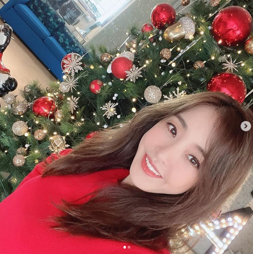 Actor Park Eun-hye has encouraged Housecock ChristmasPark Eun-hye posted a picture on his 24 Days instagram with an article entitled This Christmas is not lonely at the must house ... but rather warmer.Park Eun-hye in the public photo is smiling in front of Christmas tree and showing off elegant beautiful looks.Park Eun-hye, who called it #corona Christmas #must home, encouraged Housecock Christmas.Meanwhile, Park Eun-hye is appearing on TV CHOSUN Saturday drama Revenge.