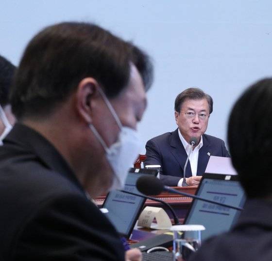6월 22일 청와대에서 열린 제6차 공정사회 반부패정책협의회에 참석한 문재인 대통령과 윤석열 총장의 모습. [연합뉴스]