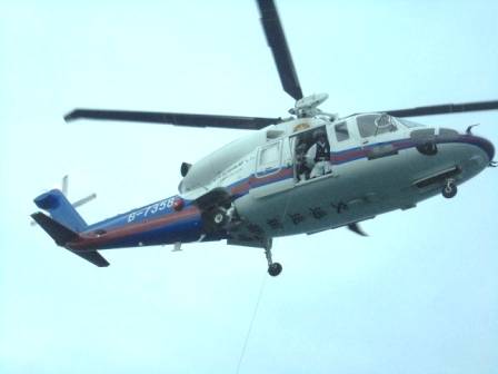 ▲ 지난 20일 한국 선박을 억류했던 중국 해경들이 헬기를 띄워 배에서 빠져나가는 모습. 사진=억류됐던 선박회사 제공