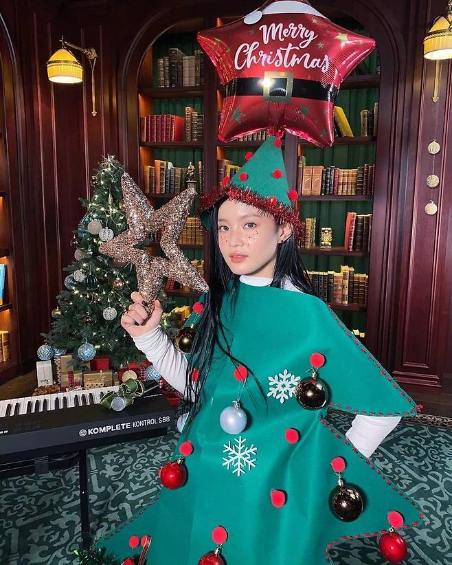 Singer Lee Hi transformed into a cute human treeLee Hi posted three photos on his instagram on December 24, with an article entitled Merry Christmas My Look Says Everything.Lee Hi in the picture is transformed into a human tree from head to toe.Even though I make a disapproving expression, I am suddenly in love with the concept and take the same pose as the tree.The netizens responded I look happy! And I look good, I am cute. Lee Hi said, Have you laughed and cried?I tried it. And Jesse also looked at this picture and said, So cute.