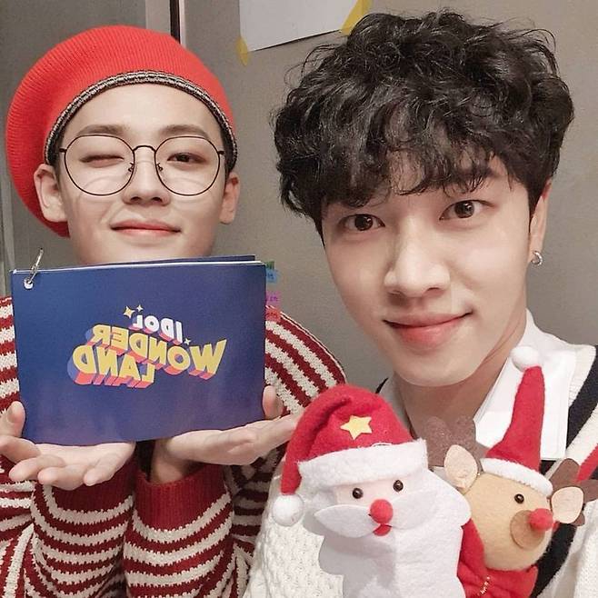 Singer and actor Lee Gi-kwang showed off his visuals.On December 24, Lee Gi-kwang posted two photos on his instagram with the phrase I enjoyed idol Wonderland today.In the photo, Lee Gi-kwang is looking at the camera with Santa Claus and snowman. Lee Gi-kwang has excited fans with his dark features and warm appearance.Lee Gi-kwang said, Have a happy and healthy night.