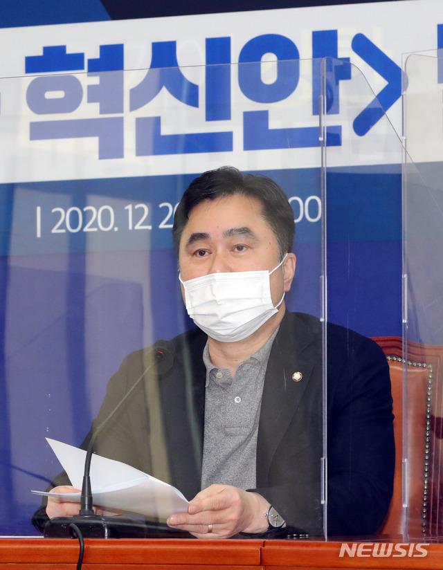 [서울=뉴시스] 전진환 기자 =   20일 오후 서울 여의도 국회에서 열린 더불어민주당 2020 더혁신위원회의 제1차 혁신안 발표 기자간담회에서 김종민 위원장이 발언하고 있다. (공동취재사진) 2020.12.20. photo@newsis.com